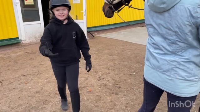 Занятие Ани на лошадке Паприка. Приехали в СПА Отель Петергоф. смотреть онлайн