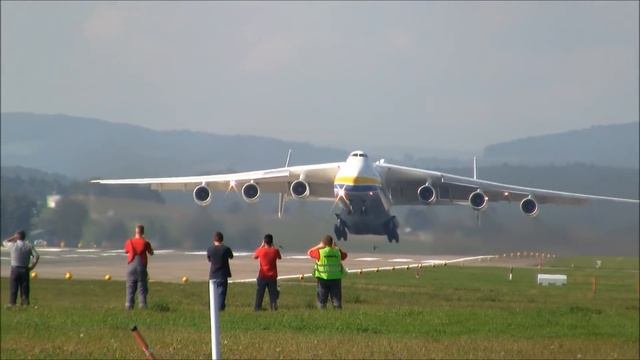 Gigantic Antonov 225 at Zürich Kloten (only take off) смотреть онлайн