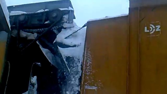 Уборка снега с помощью снегоуборочной машины "CM" смотреть онлайн