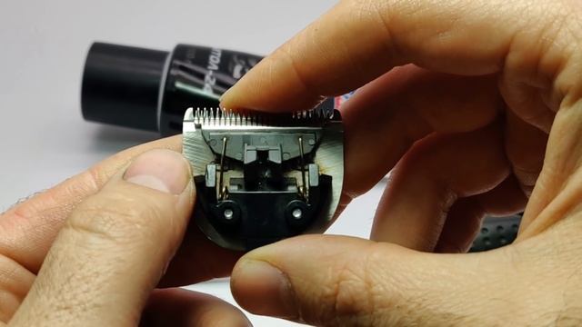 Как правильно смазывать машинку для стрижки? (Часть 2) / Правильный уход и смазка ножевых блоков смотреть онлайн