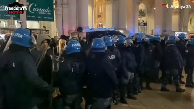 NO GREEN PASS, MILANO MANIFESTANTI CIRCONDATI DALLA POLIZIA IN PIAZZA DUOMO смотреть онлайн