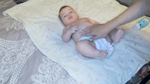 Как делать массаж животика новорожденному, чтобы помочь малышу избавиться от колик?