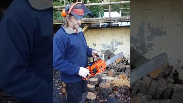 Echo CS-302 Vintage Chainsaw. Starting and running and cutting. смотреть онлайн