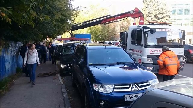 Дорога провалилась под колесом иномарки в Нижнем Новгороде смотреть онлайн