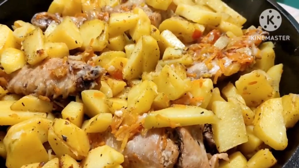 Очень вкусное блюдо из мяса с картошкой на ужин. Просто, быстро и вкусно смотреть онлайн