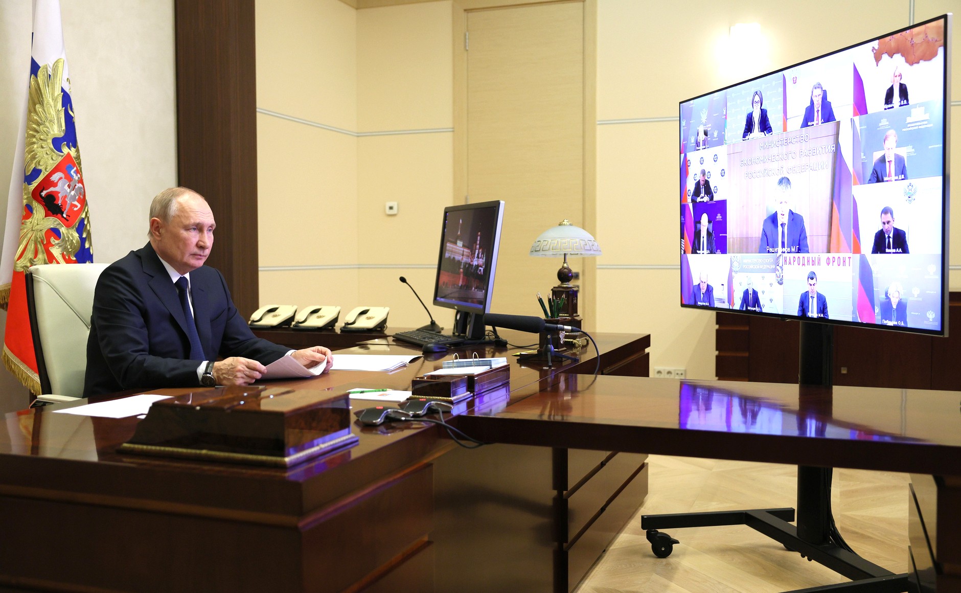 Владимир Путин в режиме видеоконференции провёл совещание с членами Правительства [ 2023 ] смотреть онлайн