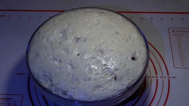 Різдвяний калач з родзинками і кунжутом Традиційна випічка смотреть онлайн