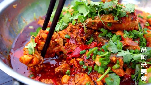 苗大姐馋嘴辣子鸡，吃得满脸红油，油汁拌饭拌面锅都要舔干净【苗阿朵美食】 смотреть онлайн