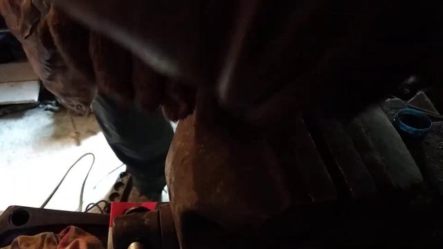 Нарезание резьбы плашкой в ручную. смотреть онлайн