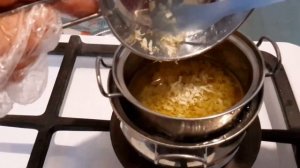 Косметический крем  из  пчелиного воска и подсолнечного масла , приготовленный в домашних условиях