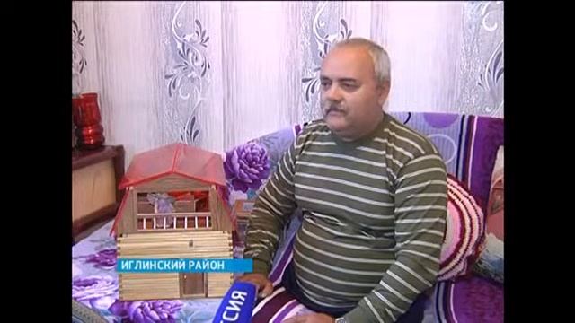 Постоялец Дома-интерната мастерит миниатюрные домики из подручных материалов (25 июля 2014 г.) смотреть онлайн