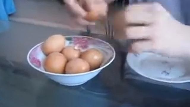 Чистим куриные яйца. смотреть онлайн
