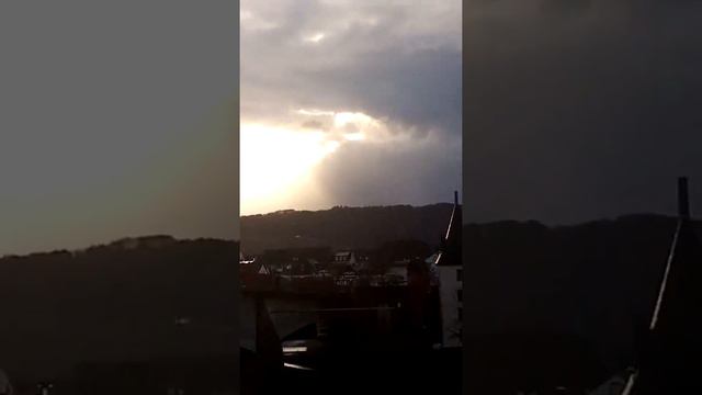 Весенняя погода, как женские капризы, и не знаешь, идти гулять сегодня или после дождика в четверг. смотреть онлайн