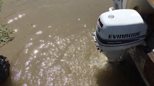 Evinrude 9.9 HP engine running смотреть онлайн