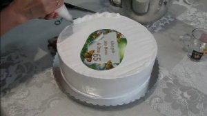 Выравнивание и оформление тортика белково заварным кремом.