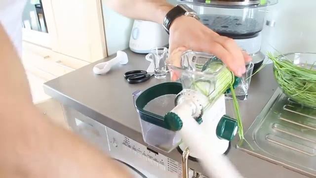 Делаем соки из травы смотреть онлайн