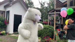 Сюрприз на Даче: Поздравление Женщины от Белого Медведя Аниматора!