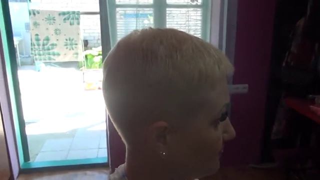 Пирсинг уха и окрашивание волос со стрижкой смотреть онлайн