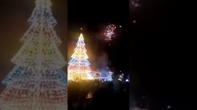 Salamat sa liwanag mo muling magkakakulay ang Pasko #christmastree #christmasvillage #fireworks смотреть онлайн