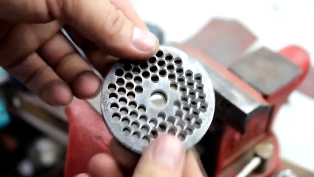 Как правильно восстановит старую и ржавую мясорубку!!!! смотреть онлайн