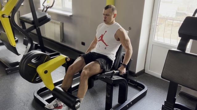 НАРАЩИВАЕМ ОБЪЕМ НОГ: Комплекс упражнений на переднюю и заднюю часть бедра смотреть онлайн