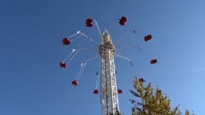 Большая Цепочная Карусель с подъемом в парке Сказка