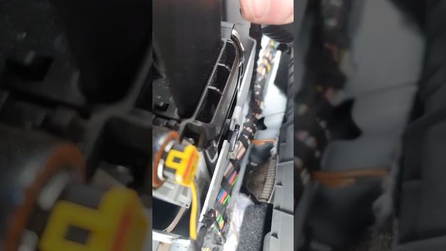 Треск/дребезг катушки ремня безопасности. смотреть онлайн