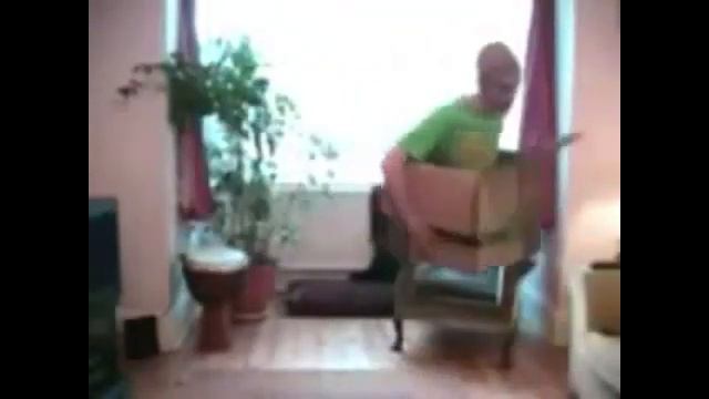 парень летает в коробке на протяжении одной минуты смотреть онлайн