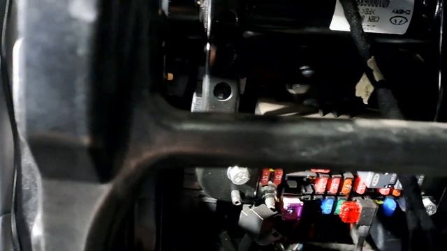 Панель с кармашком и доступом к предохранителям Chery Tiggo 7 Pro смотреть онлайн