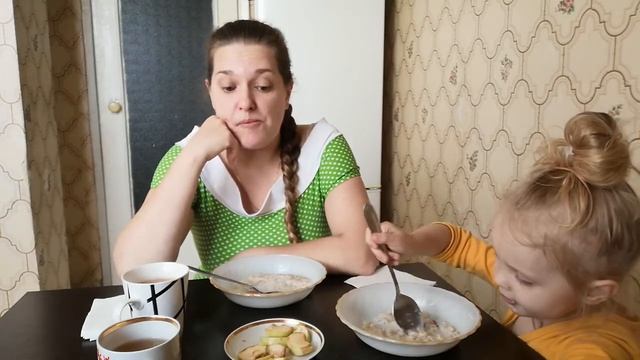 Мукбанг: Геркулесовая каша на молоке с яблоком//Горячий шоколад//Полезный завтрак. смотреть онлайн