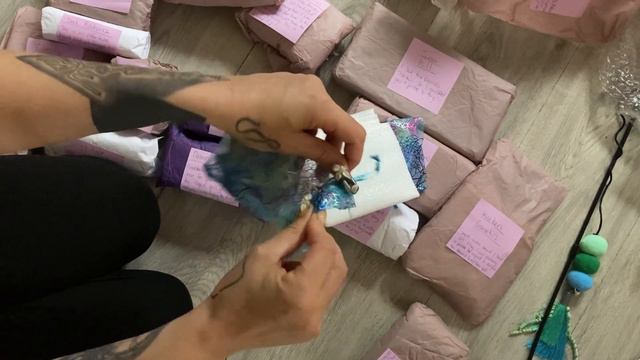 I got a very BIG BOX of PRESENTS!! Let's See whats inside!!! | VLOG #2 смотреть онлайн