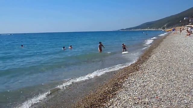 Пляж с мелкой галькой в районе развилки. Лазаревское, август 2013 смотреть онлайн