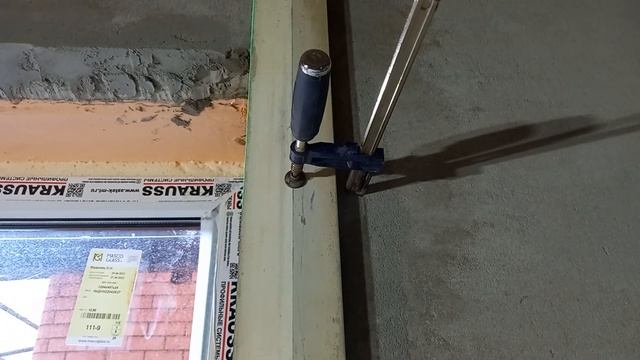 Хитрая струбцина для штукатурки откосов.