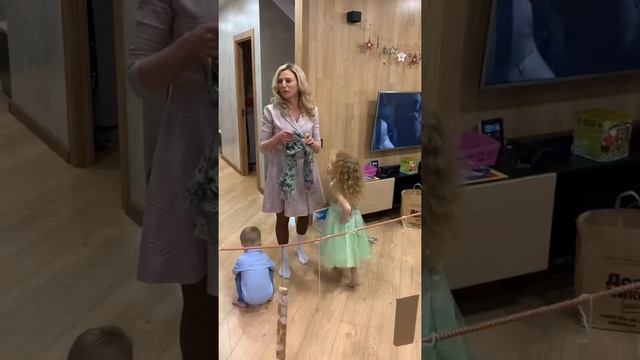 Оригинальное вручение подарков смотреть онлайн