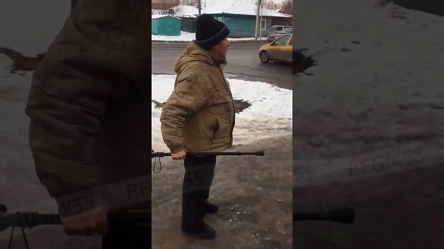 Старик разбил стекло машины, Омск смотреть онлайн