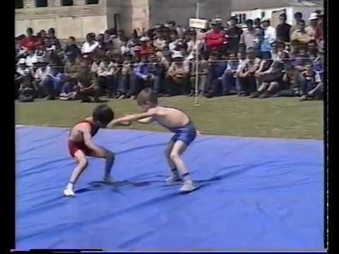 На ковре Нажмудинов Магомед и Тажудинов Расул. Весовая категория 26 кг., с.Караузек - 19.05.2002 г. смотреть онлайн