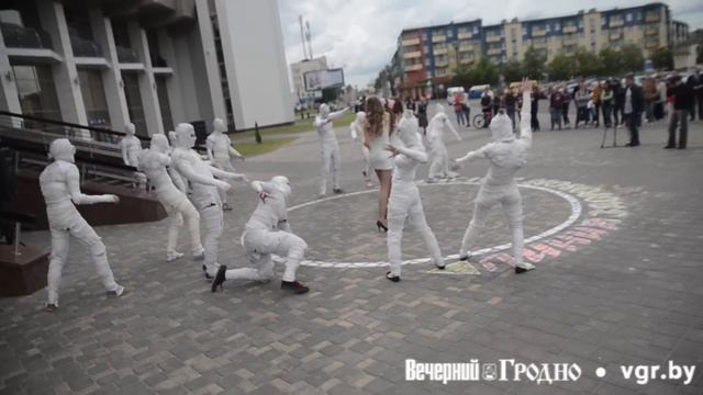 Туалетные мумии не сумели пробраться в «круг здоровья» к красавицам из группы «17 секунд» смотреть онлайн
