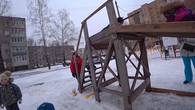 Детская площадка. Играем в прятки, катаемся на горках и качелях. смотреть онлайн
