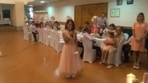 Сестрёнка поздравляет Сестру с днём свадьбы зал в слезах.