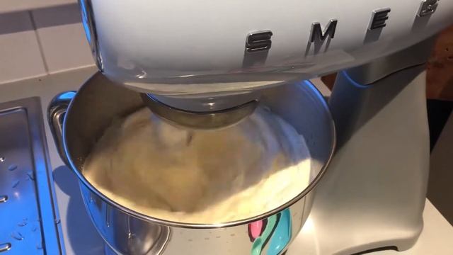 Mixing eggs with sugar by SMEG смотреть онлайн