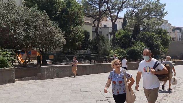 Церковь с витражами и внутренний двор комплекса Санта Кьяра в Неаполе. смотреть онлайн
