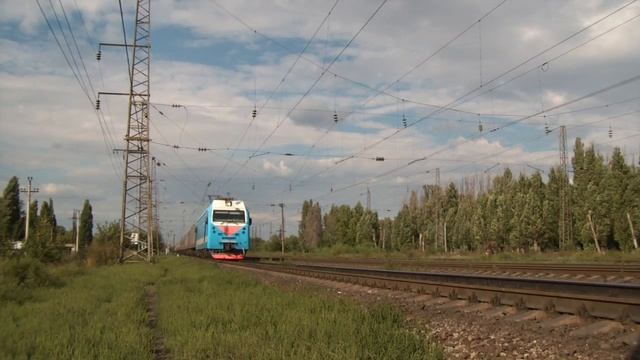 ЭП1М-482 с поездом Москва — Нальчик смотреть онлайн