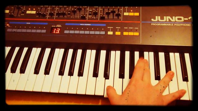 Roland Juno 106 - Moog Bass смотреть онлайн