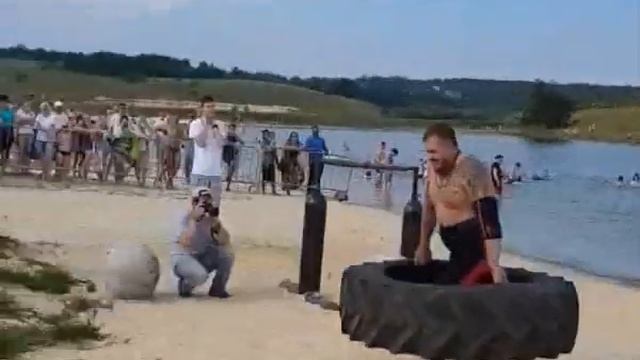 Курянин Владимир Булгаков сдвинул катер. смотреть онлайн