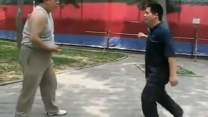 Демонстрация вариантов применения техники ударов в багуа (багуа чжан дафа / 八卦掌打法).