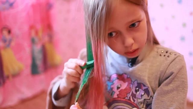 Маленькая Алиса Че красит волосы как у пони Радуга Rainbow смотреть онлайн