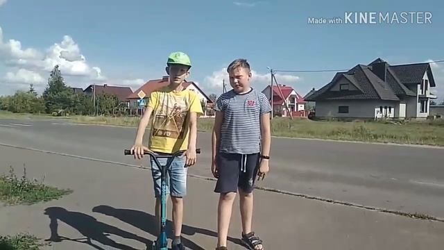 Учу друга Вадима простым трюкам на самокате смотреть онлайн