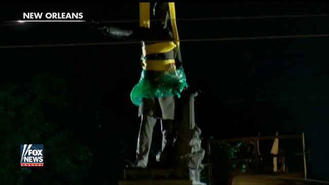 Statue of Jefferson Davis taken down in New Orleans смотреть онлайн