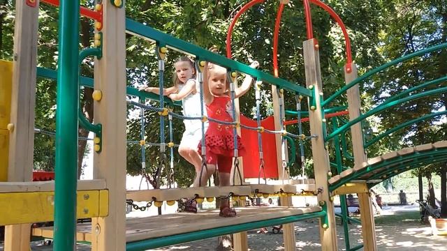 Детская площадка на харьковской набережной "имени Кернеса" (сленговое такое название) смотреть онлайн