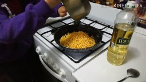 Жареный горох, очень вкусно получается (вместо семечек перед теликом)